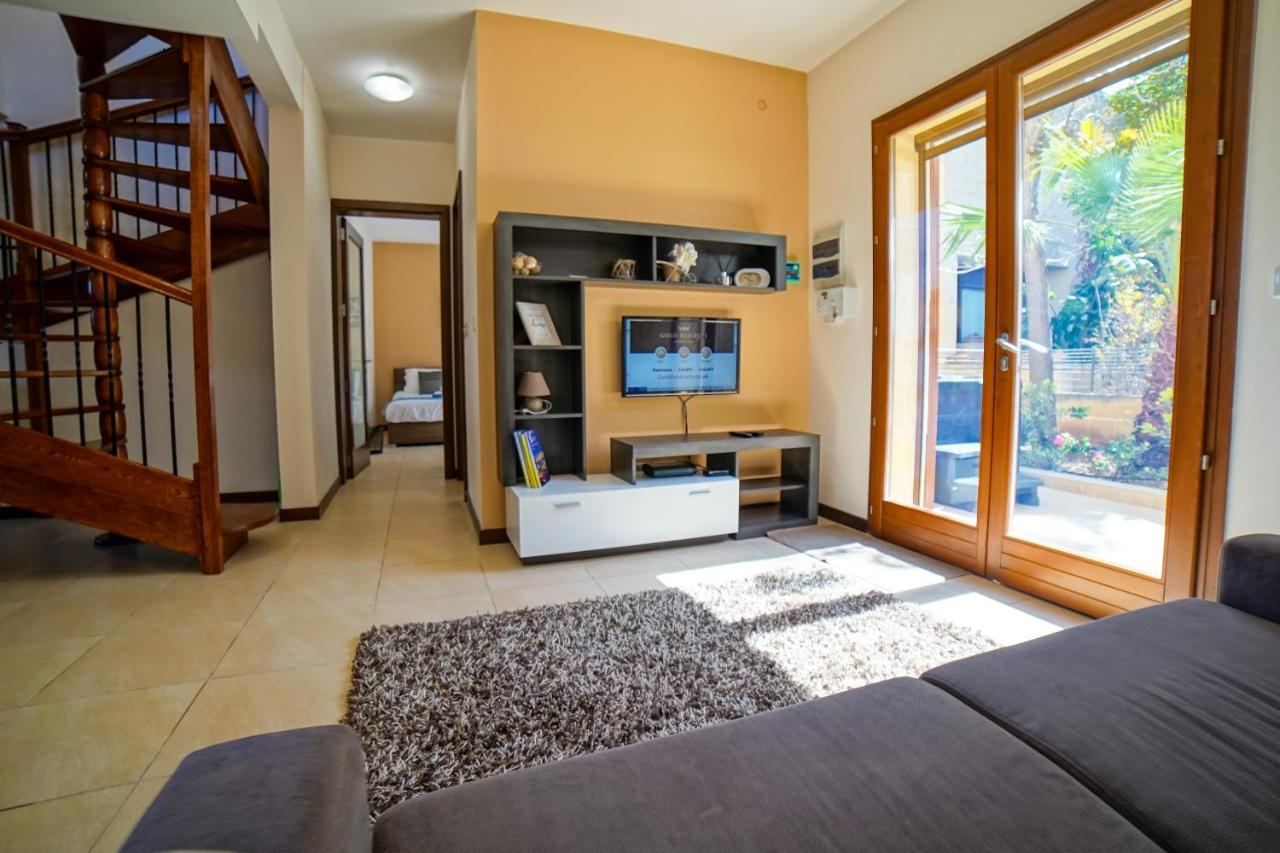Getawaynpetto Private Duplex Maisonette With Jacuzzi Hot Tub Mgarr Ngoại thất bức ảnh